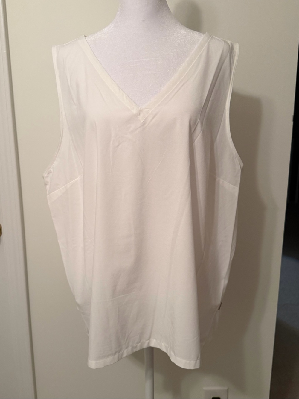 Eddie Bauer Cream V-Neck Sleeveless Tank